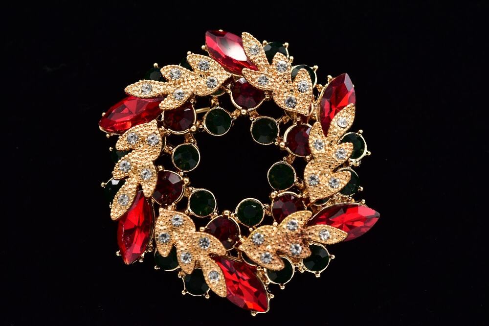 Monet Vintage Christmas Wreath Brooch Red Green Rhinestone Gold Holiday BinAT